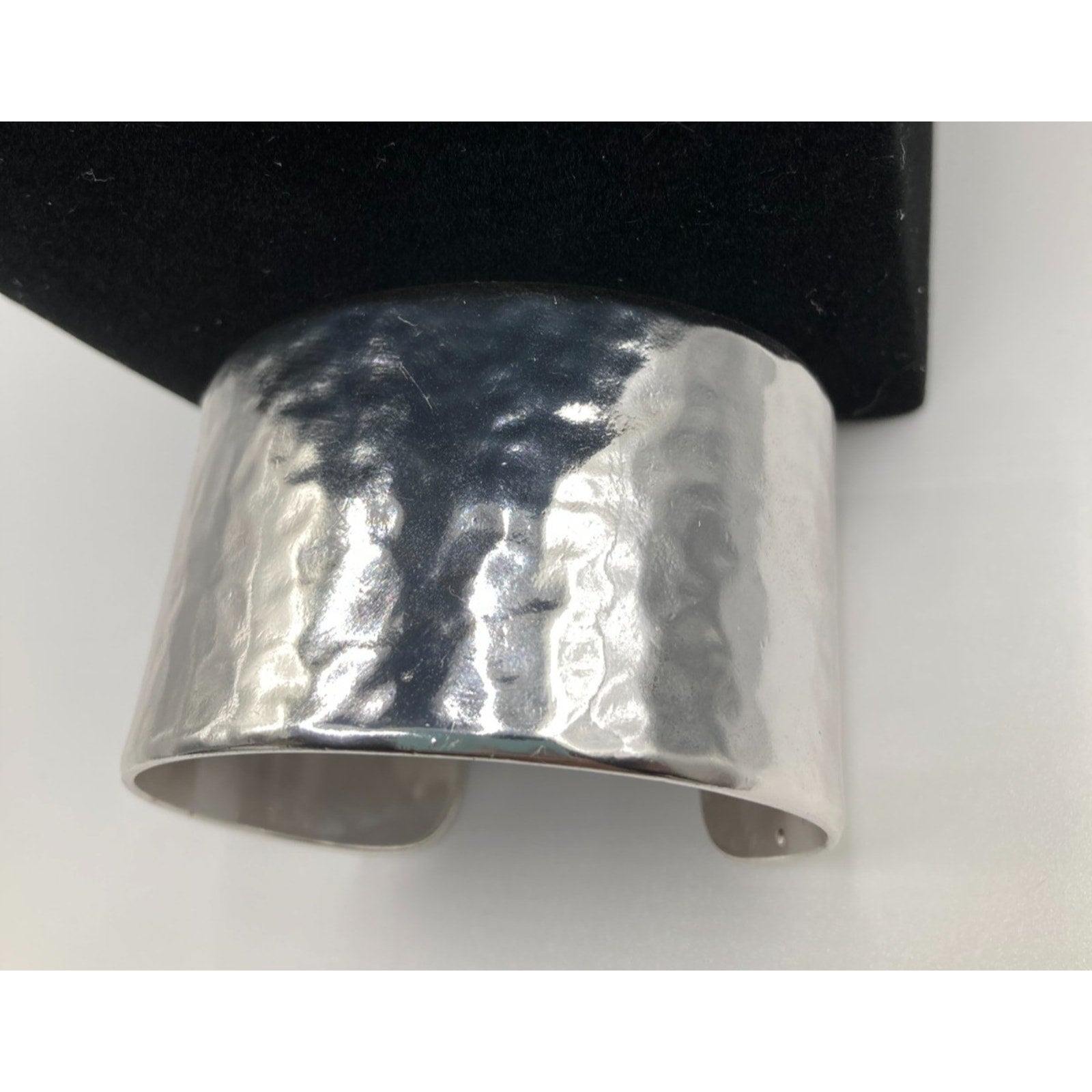 Stunning Staple Silver Tone Hammered Polished Metal Weighty Cuff Bracelet S.6.75